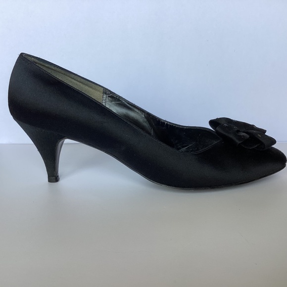2/$60 Bonwit Teller Dress Pumps. Size: 8 1/2 M Color: Black - - Picture 5 of 10